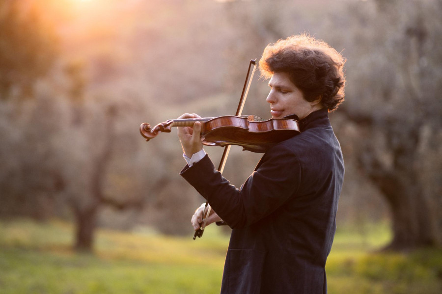 Augustin Hadelich és a Concerto Budapest
